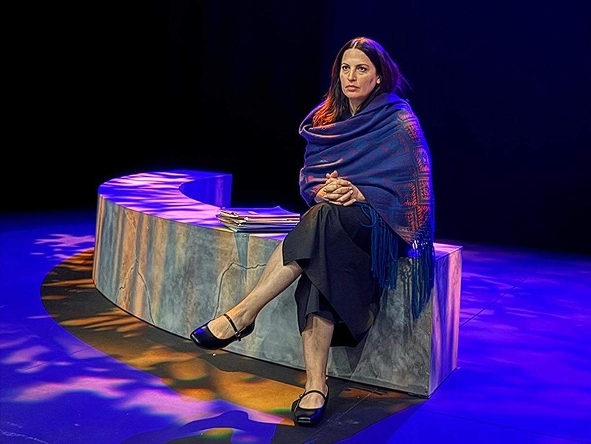  Laura Ramos, actriz de éxito internacional en el cine y la televisión, vuelve a su lugar primigenio, el teatro, al interpretar a Ella en “Variaciones para un tema insignificante”, de Carlos Celdrán, producción de Arca Images. 