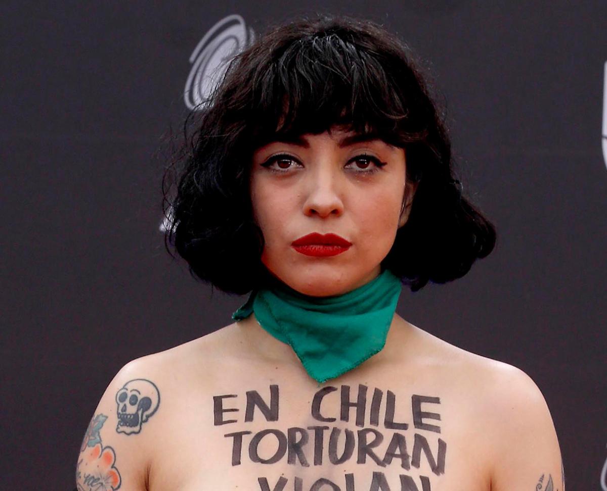 Mon Laferte dejó a todos boquiabiertos en la alfombra roja de los Latin Grammy al mostró su torso desnudo en el que decía “En Chile torturan, violan y matan”.