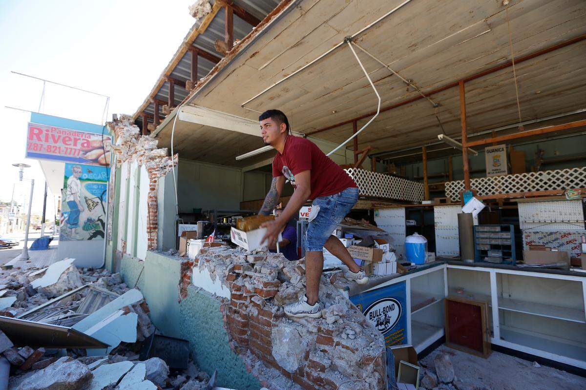 Jacob Pacheco ayuda en la recuperación de objetos en la ferretería Elimermar tras el fuerte terremoto de magnitud 6.4 que afectó Puerto Ruco este martes 7 de enero de 2020.
