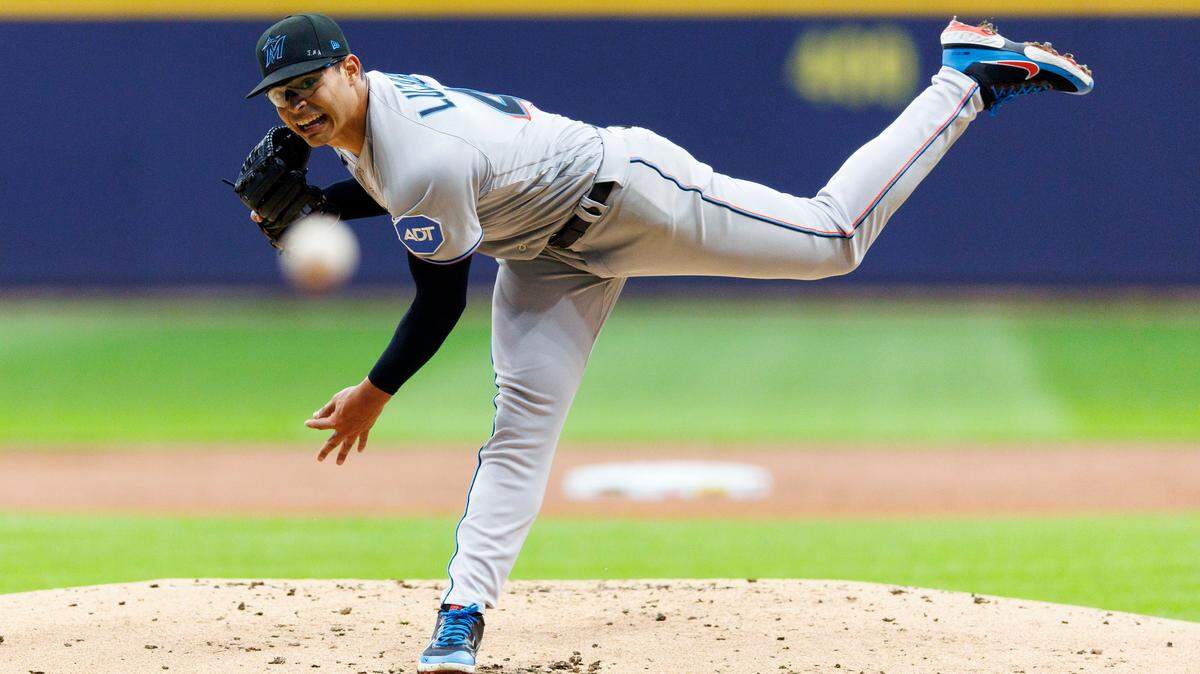 El abridor de los Marlins de Miami Jesús Luzardo lanza en el primer inning del partido ante los Cerveceros, celebrado el 11 de septiembre de 2023 en Milwaukee.