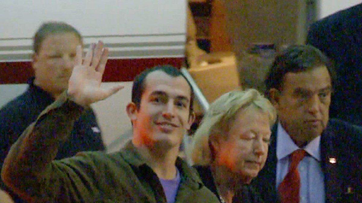 Esta imagen tomada de un video muestra al sargento Andrew Tahmooressi saludando después de llegar a Miami el sábado, 01 de noviembre de 2014 en Weston, Florida. Tahmooressi está de vuelta a casa después de que un juez mexicano ordenó su liberación de la cárcel, donde pasó ocho meses por cruzar la frontera con armas cargadas. El portavoz de la familia de Jon Francos dijo a periodistas que Tahmooressi llegó a un aeropuerto del Sur de la Florida alrededor de 6 am del sábado. Francos dijo que Tahmooressi estaba descansando con su familia en su casa en los suburbios de Weston, Florida.