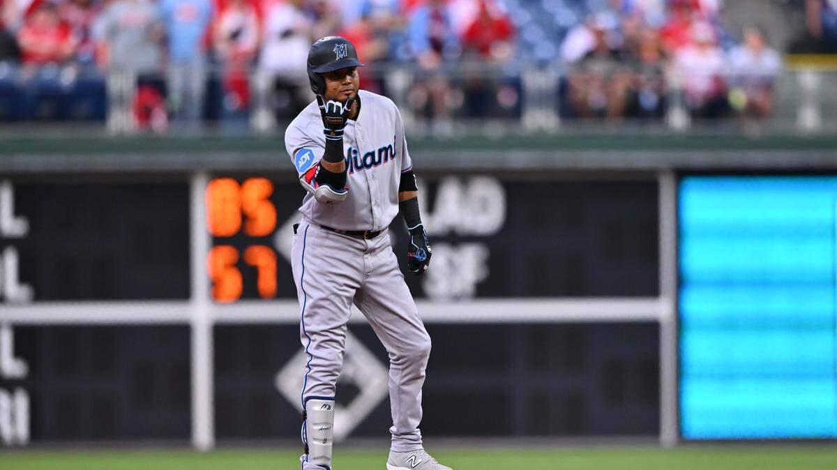 El segunda base venezolano Luis Arráez reacciona tras batear un doble en el primer inning del partido ante los Filis, celebrado el 11 de abril de 2023 en Filadelfia.
