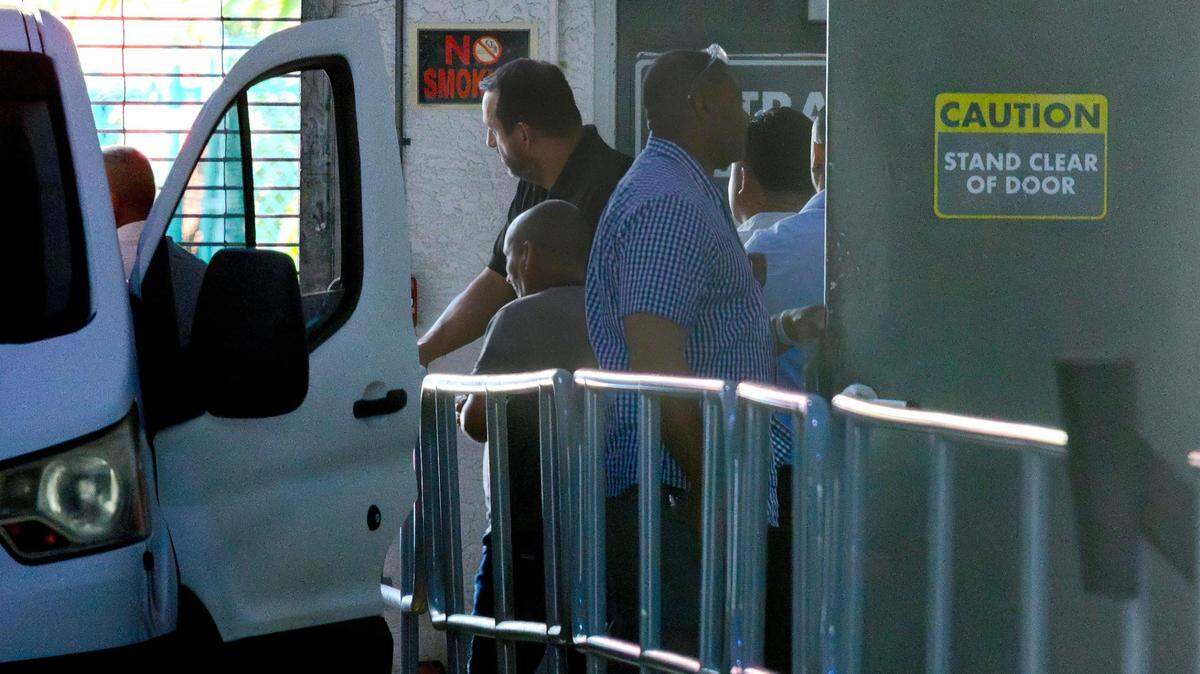 Agentes del Servicio de Inmigración y Control de Aduanas (ICE) escoltan a un grupo de hombres a una camioneta tras ser arrestados en la Oficina Ejecutiva de Revisión de Casos de Inmigración (EOIR) en 333 S. Miami Ave. en Miami el pasado 21 de mayo.
