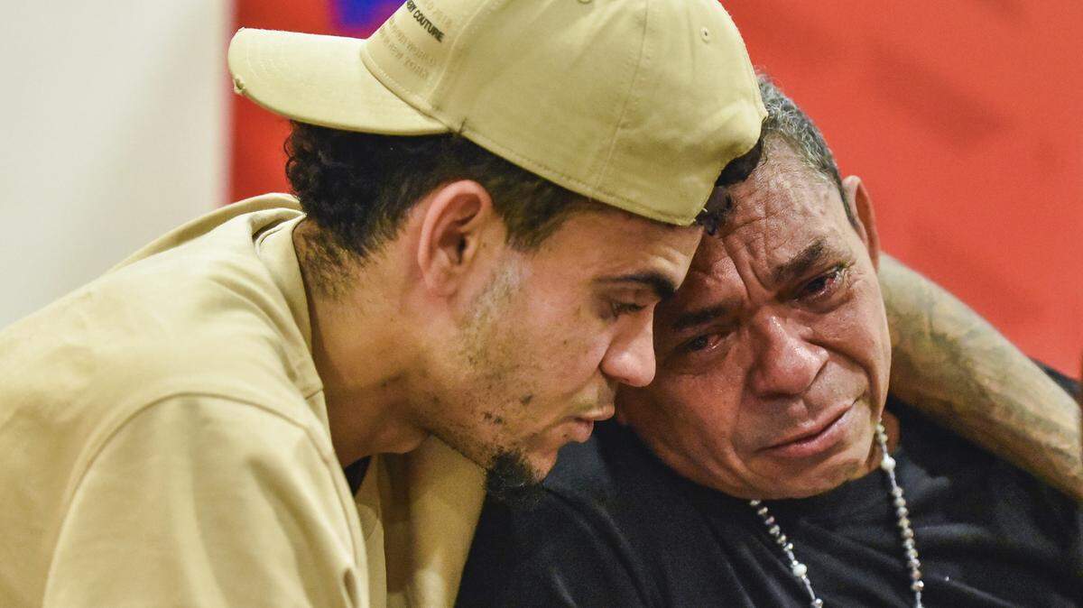 Esta foto publicada por la Federación Colombiana de Futbol muestra al futbolista del Liverpool Luis Díaz (izq.), durante el reencuentro con su padre, Luis Manuel Díaz, quien fue secuestrado por la guerrilla del ELN y liberado recientemente, el martes 14 de noviembre de 2023, Barranquilla, Colombia.