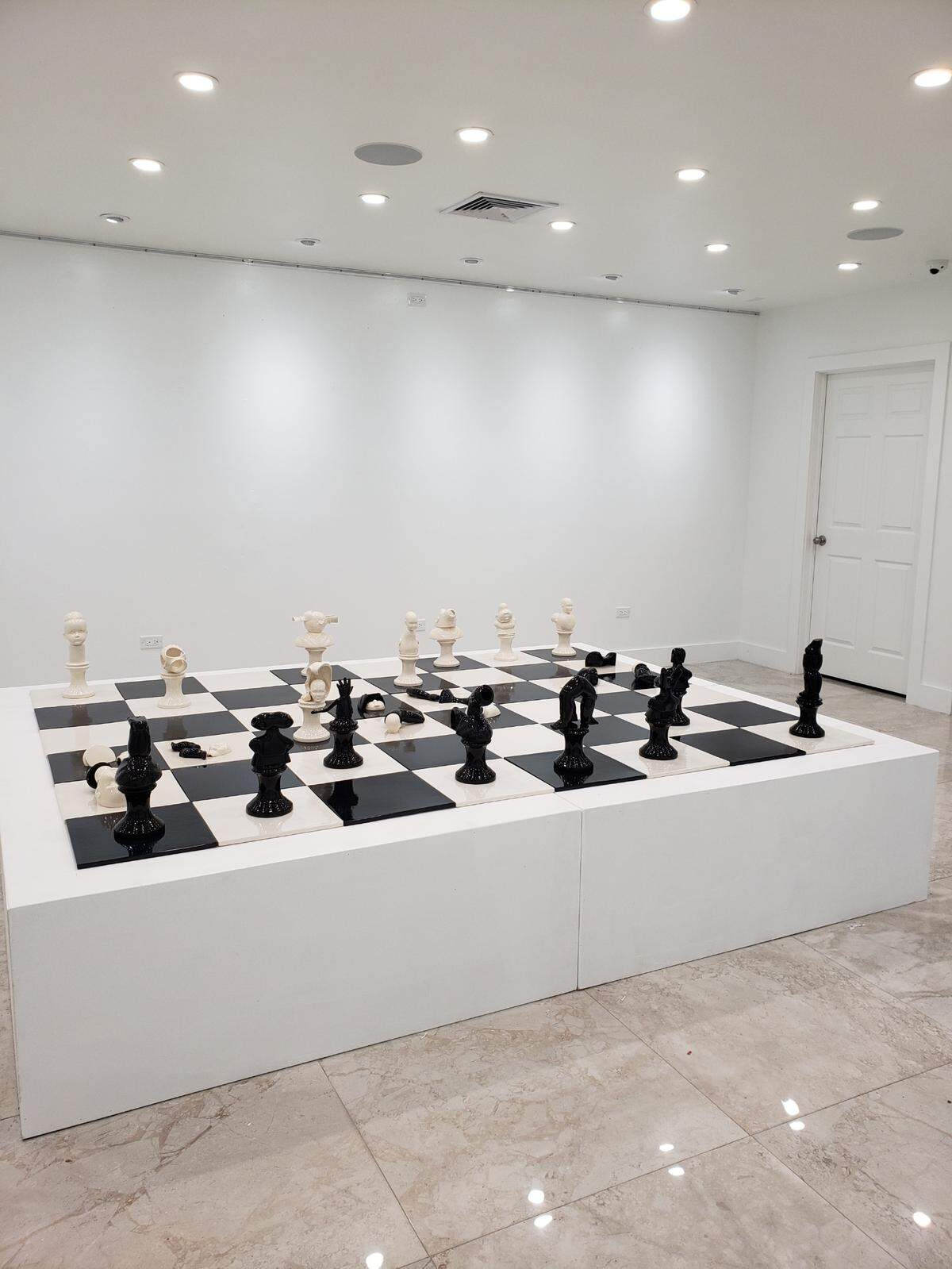 ‘Humanity’s’, 2021, de Ivonne Ferrer, cerámica y madera pintada, 33 x 84 x 108 pulgadas.