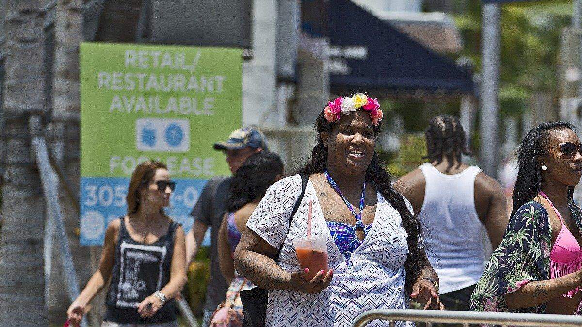 La policía dijo que pese a todo está lista para lidiar con una gran cantidad de visitantes y las preparaciones ya están en marcha por toda South beach. Patrick Farrell-Miami Herald
