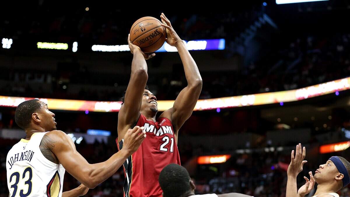 El centro del Heat Hassan Whiteside tira al aro ante la marca de la defensa de los Pelicans, en el partido efectuado el 30 de noviembre de 2018 en Miami.