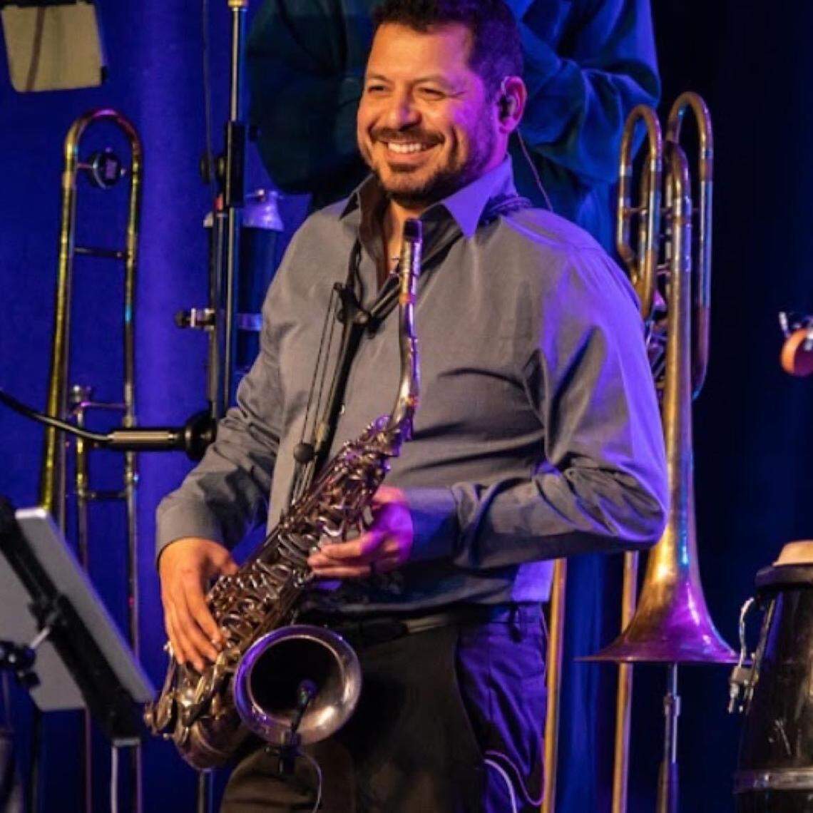 Ismael Vergara a cargo del clarinete y saxo.