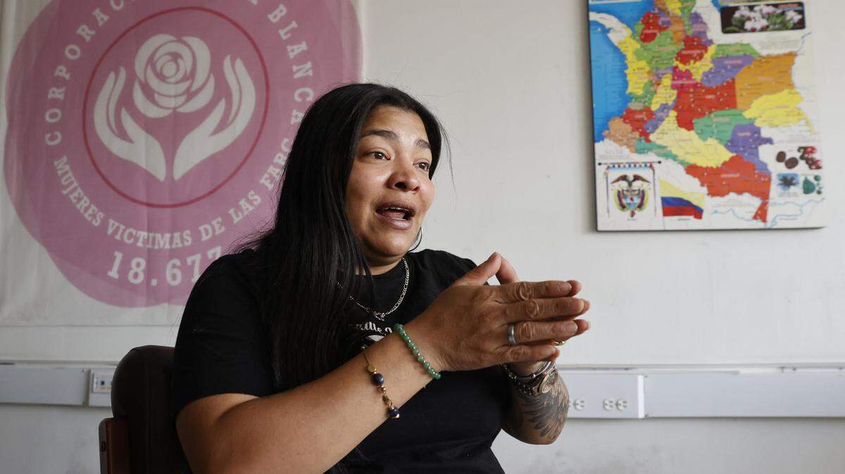 Fotografía del 19 de junio de 2025 de Sara Morales, una de las fundadoras de la Corporación Rosa Blanca hablando en una entrevista con EFE en Bogotá, Colombia. Tenía 11 años cuando guerrilleros de las FARC la armaron con fusiles y la violaron.