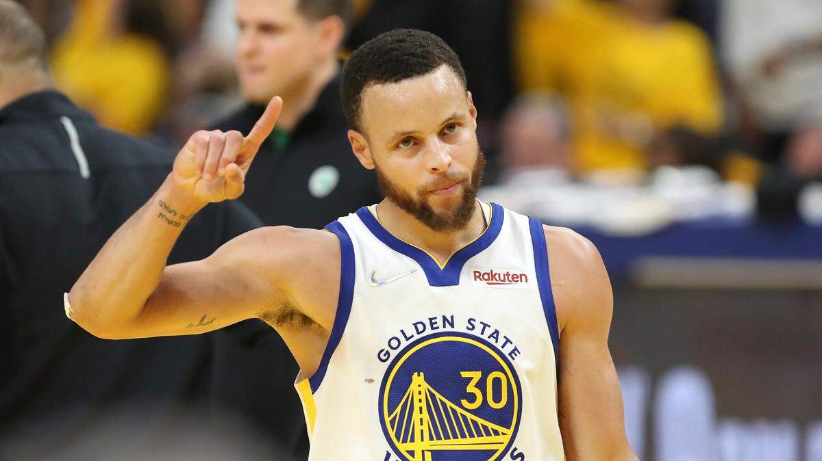 Steph Curry, líder de los Warriors de Golden State y conocido aficionado de los Medias Rojas en las Grandes Ligas de béisbol, reconoció este miércoles que siempre apreció la conexión que el dominicano David Ortiz tenía con la ciudad de Boston, y la forma en la que “es un embajador para la ciudad”.