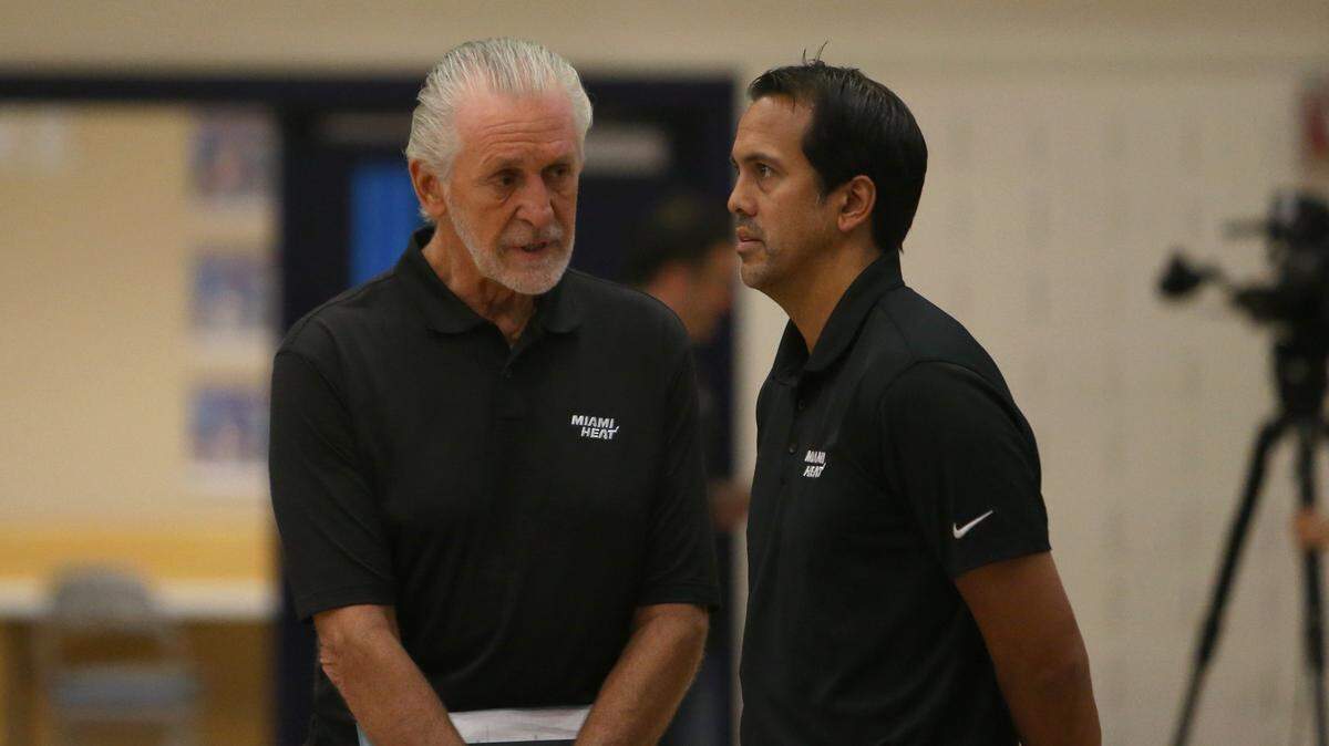 El presidente del Heat Pat Riley (izq.) habla con el coach de Miami Erik Spoelstra durante una práctica en el segundo día de la pretemporada del equipo, el 26 de septiembre de 2018 en la FAU Arena, en Boca Raton, Florida.