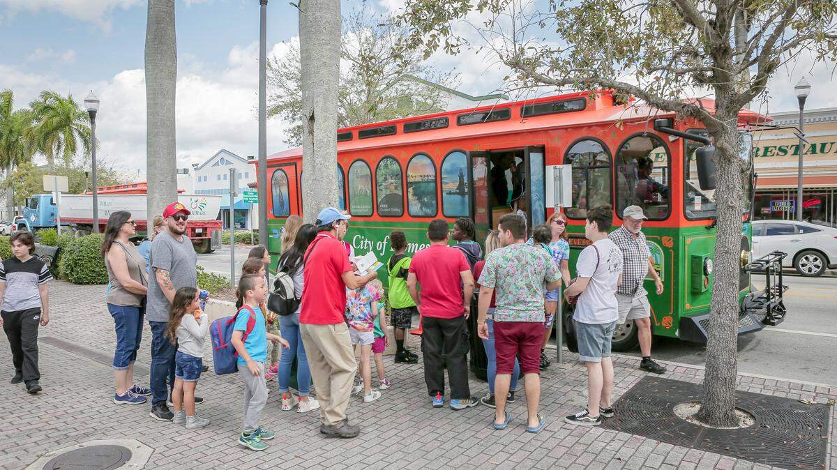 Un servicio de trolleys gratuitos sale los sábados y domingo desde la estación de Homestead y va hasta los Everglades y el Parque Nacional de Biscayne.