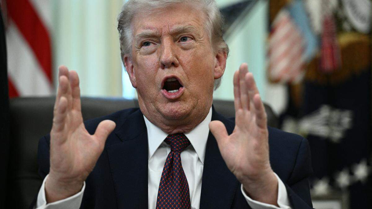 El presidente de Estados Unidos, Donald Trump, habla tras firmar una orden ejecutiva en la Oficina Oval de la Casa Blanca en Washington, DC, el 31 de marzo de 2026.