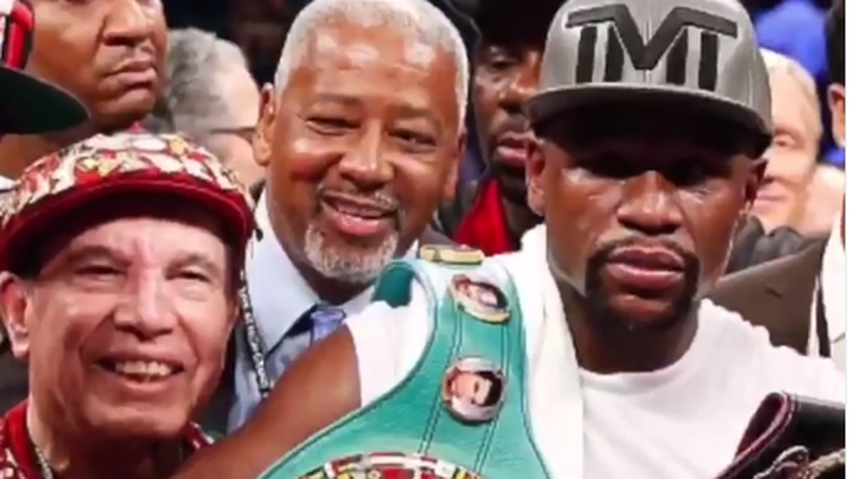 Amigos, familiares y allegados de Rafael García (izq.) dieron el viernes el último adiós en Las Vegas, Nevada, al entrenador y asistente de grandes figuras del boxeo mundial, como el excampeón mundial Floyd Mayweather Jr. (der.)
