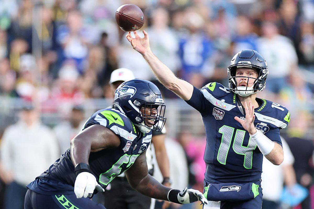 El quarterback de los Seahawks de Seattle Sam Darnold pasa el ovoide contra los Patriots de New England, en el segundo cuarto del Super Bowl, celebrado el 8 de febrero de 2026 en el Levi's Stadium en Santa Clara, California.  