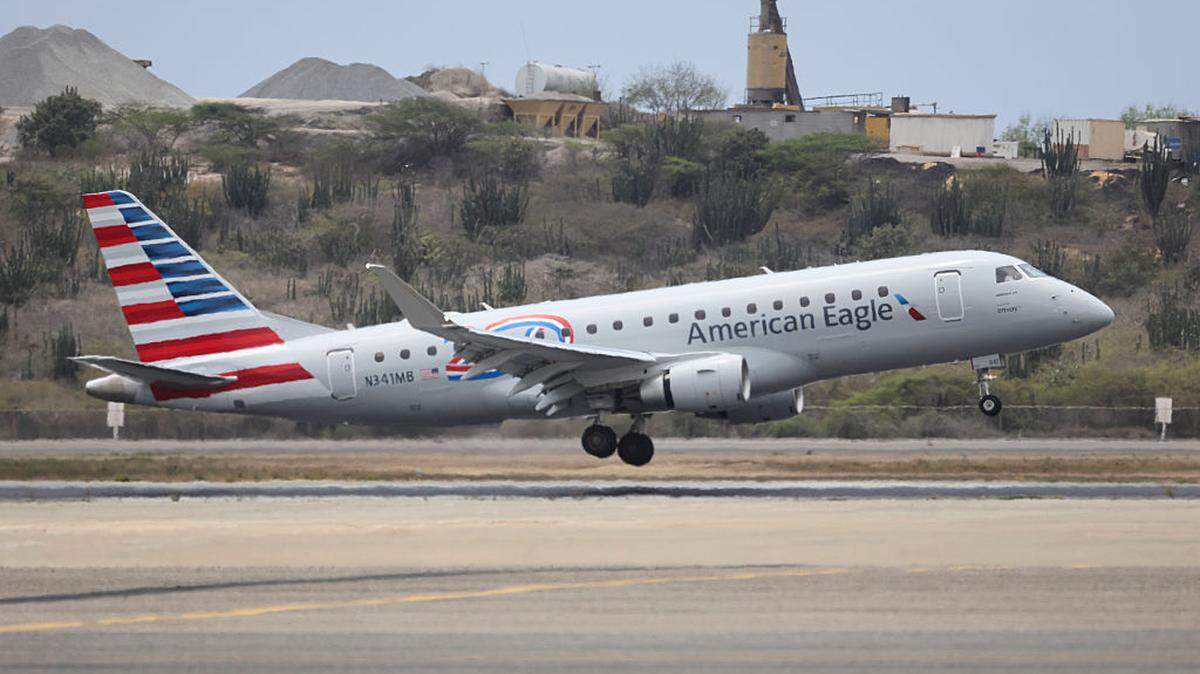 El vuelo 3599 de American Airlines, procedente de Miami y con destino a Caracas, llega al Aeropuerto Internacional Simón Bolívar el 30 de abril de 2026, en Maiquetía, Venezuela.