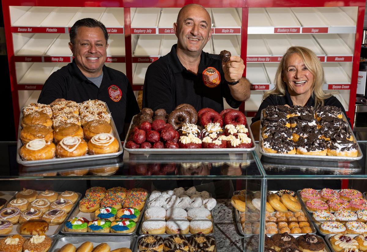 Jimmy Piedrahita y los propietarios de Hollywood Donut Factory, Kat Palushaj, y su hermano Bobby Palushaj, en la nueva ubicación de la marca en Bird Road, en Miami.