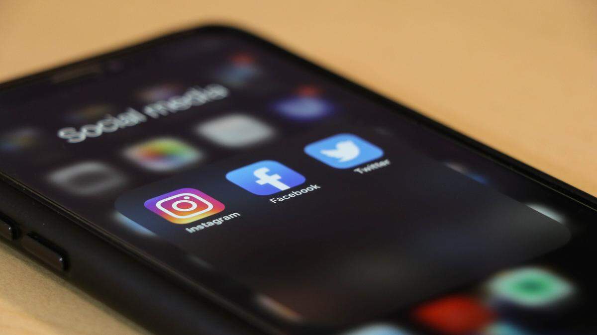 Las redes sociales como Twitter, Facebook e Instagram son fuentes vitales de información, pero también son vehículo para la transmisión de noticias falsa.