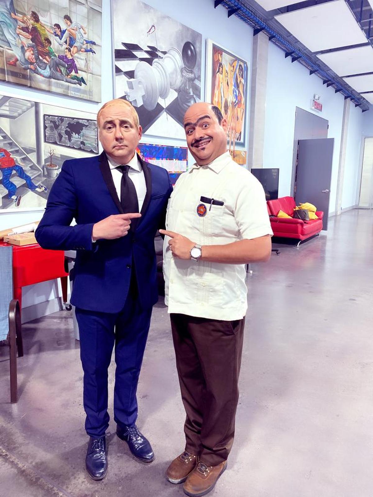 Andy Vázquez (der.), caracterizado como Facundo, y Carlos ‘Pillín’ Marrero como Putin, en ‘El show de Carlucho’