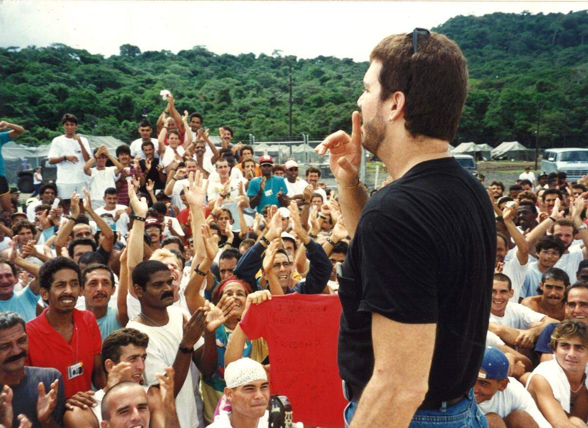 Willy Chirino cantó para los cubanos del éxodo de los balseros en la Base Naval de Guantánamo, en 1994.