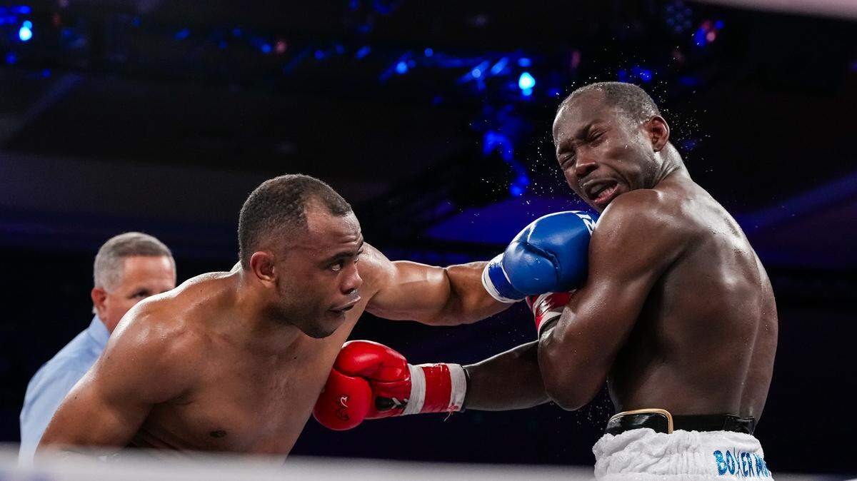 El cubano Yoelvis Gómez (izq.) venció por decisión mayoritaria a Edwine Humaine y ahora mira al futuro con más confianza, tras dejar en claro que sigue vigente en la velada que tuvo lugar en Orlando. 