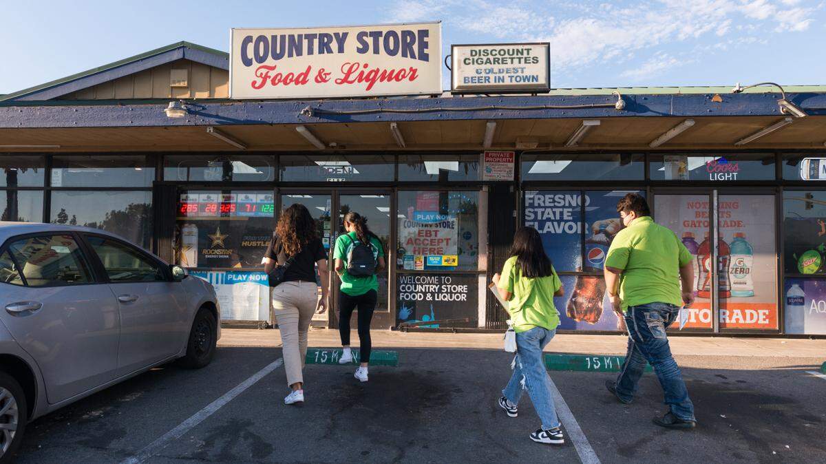 Aunque casi el 88% de hispanos y latinos han recibido al menos una dosis de la vacuna contra covid, pocos afirman estar al día en sus vacunas, según los Centros para el Control y la Prevención de Enfermedades (CDC). Ahora un grupo de jóvenes se han entrenado para dar información fiable gracias a sus prácticas como trabajadora comunitaria de salud. 