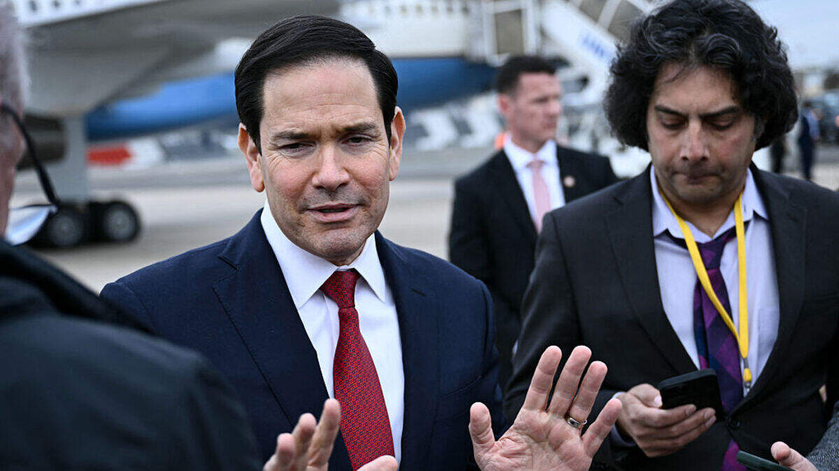 El secretario de Estado de Estados Unidos, Marco Rubio, responde preguntas de los periodistas después de la reunión de cancilleres del G7, el viernes, 27 de marzo de 2026, en el Aeropuerto Bourget, cerca de París.