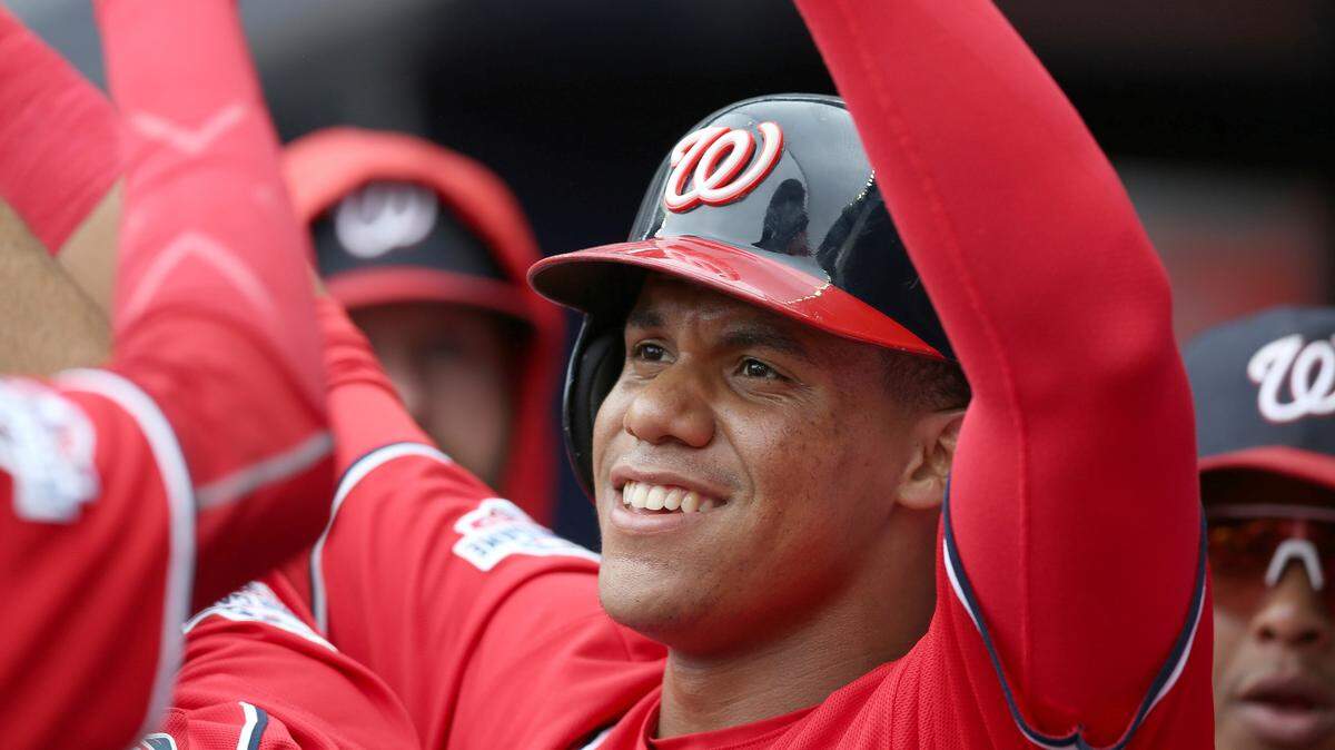 JUAN SOTO celebra un hit contra los Bravos el domingo 16 de septiembre del 2018.