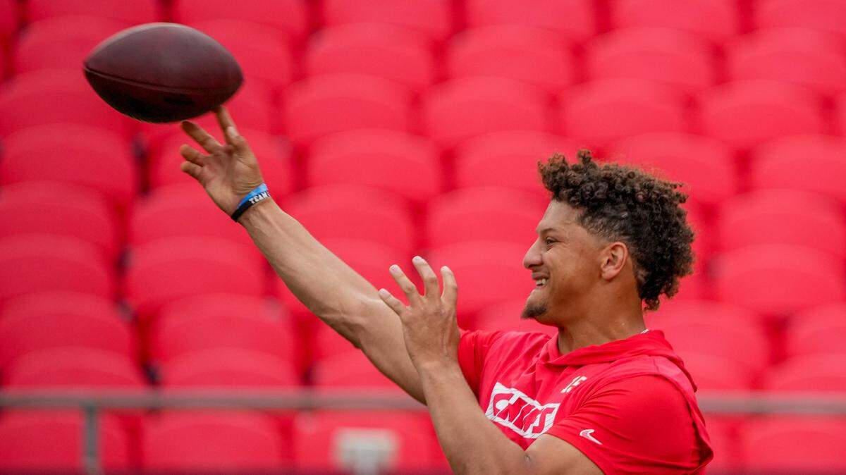 El quarterback de los Chiefs lanza el ovoide antes de un partido de pretemporada ante los Bears de Chicago, el 22 de agosto de 2024 en Kansas City.