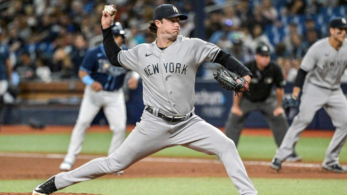 Gerrit Cole lleva el juego sin hit hasta la octava entrada, Aaron Hicks pega un triple para romper el empate en el noveno inning después de que Manuel Margot chocara contra la barda del jardín derecho, y los Yankees de Nueva York derrotan 4-2 a los Rays de Tampa Bay para llegar a 50 victorias en la campaña.