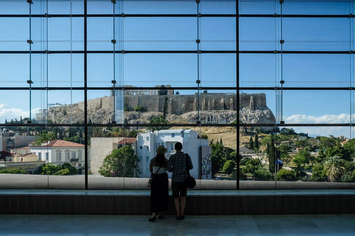 Acrópolis a través de la ventana del Museo de la Acrópolis (Atenas).