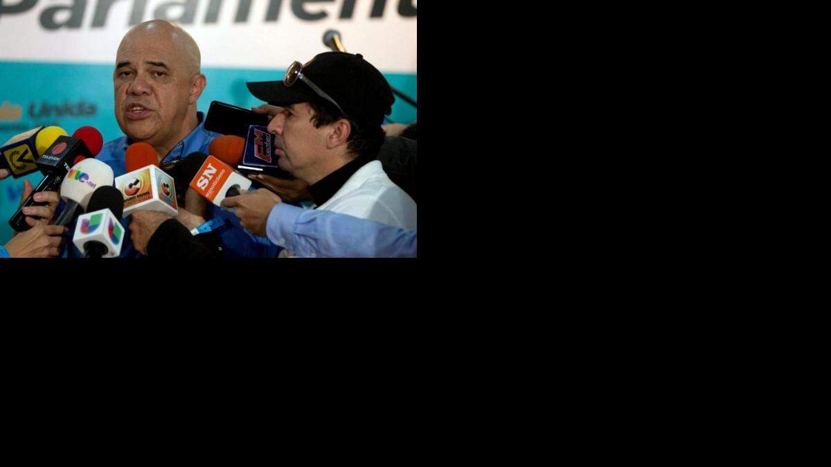 Jesús Torrealba habla con la prensa el 6 de diciembre del 2015.