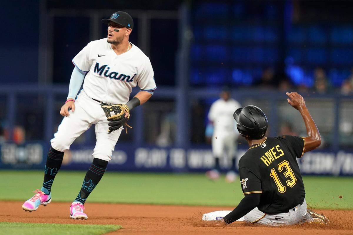 El pelotero de los Piratas de Pittsburgh Bryan Hayes se robó la segunda base ante la defensa de Miguel Rojas, de los Marlins, en el partido celebrado el 11 de julio de 2022 en Miami.