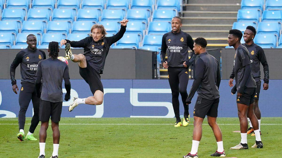 El jugador del Real Madrid Luka Modric trata de tocar el balón en un entrenamiento con el equipo, el 16 de abril de 2024 en el Etihad Stadium, en Manchester, Inglaterra.