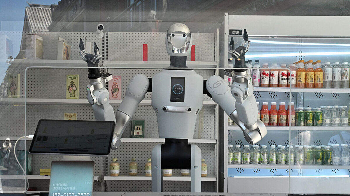 Un robot vendedor automático se prepara para atender a los clientes en un quiosco de Pekín el 17 de julio de 2026. (Foto de ADEK BERRY / AFP vía Getty Images)