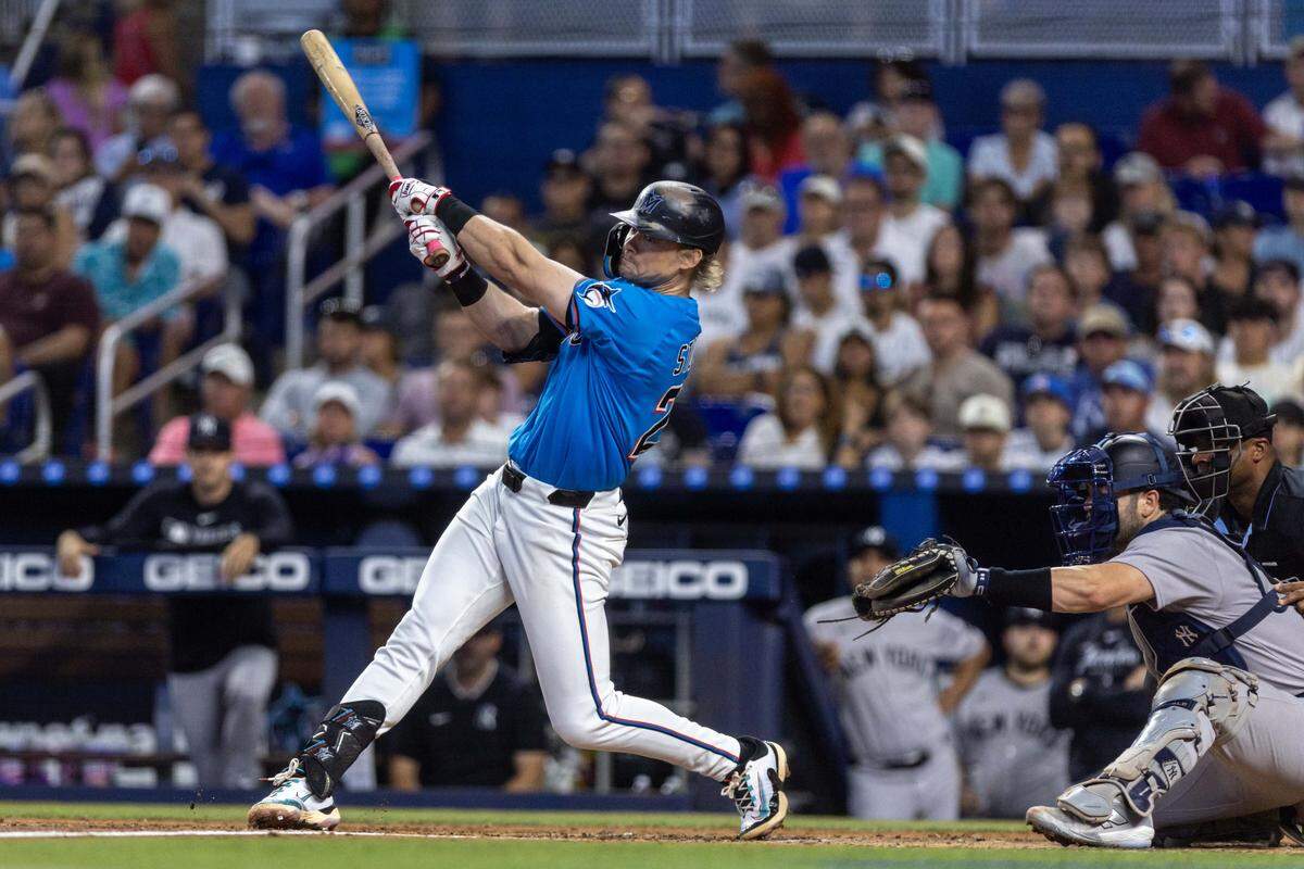 El jardinero de los Marlins Kyle Stowers pega su jonrón 25 de la temporada en el cuarto inning del partido ante los Yankees de Nueva York, celebrado el 3 de agosto de 2025 en Miami.