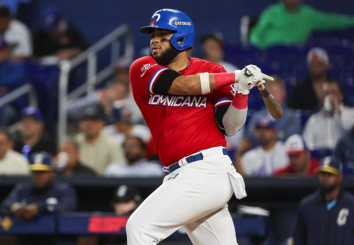 El jardinero de República Dominicana Dawel Lugo batea un hit en el cuarto inning ante Curazao, en el partido de la Serie del Caribe celebrado el 6 de febrero de 2024 en Miami.