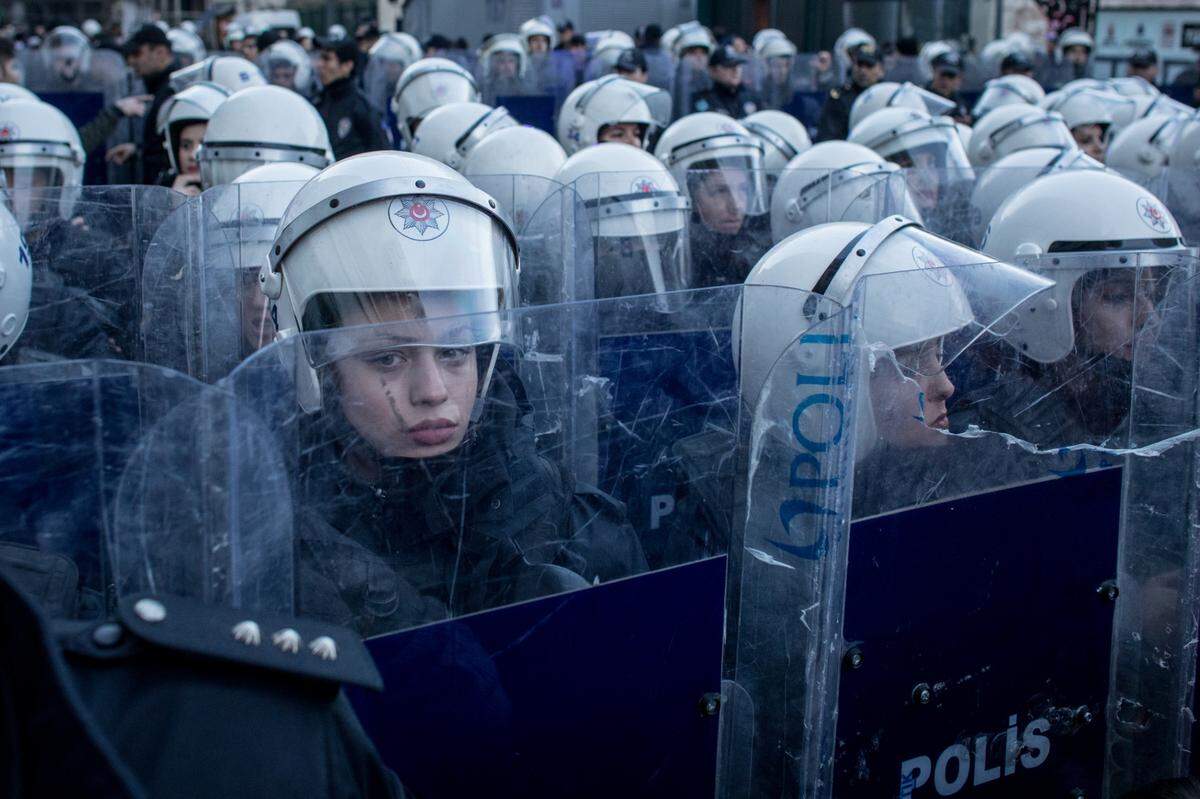 Mujeres del cuerpo de la policía antimotines fueron movilizadas el domingo 25 de noviembre para enfrentar a las minifestantes en Estambul, Turquía.