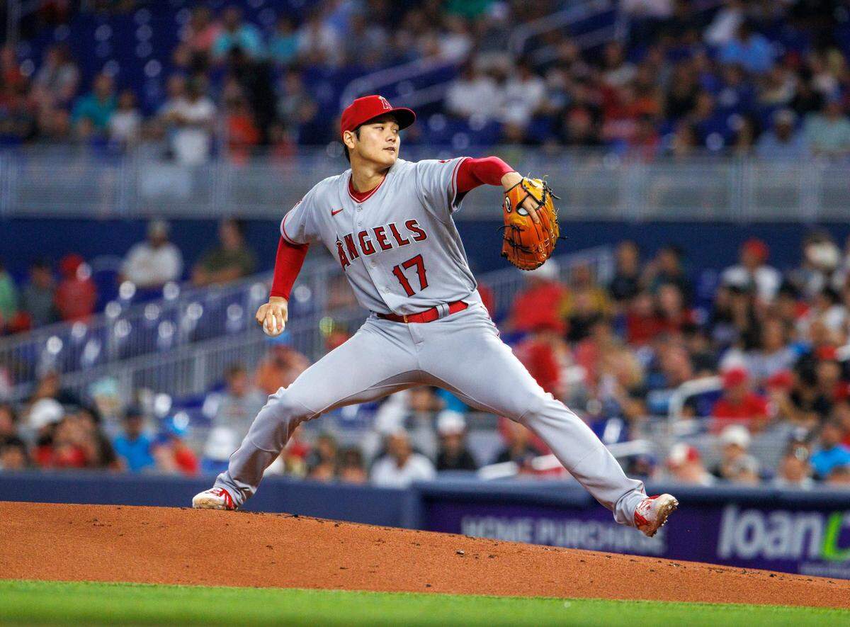 El abridor de los Angelinos Shohei Ohtani lanza en el primer inning del partido ante los Marlins, celebrado el 6 de julio de 2022 en Miami.