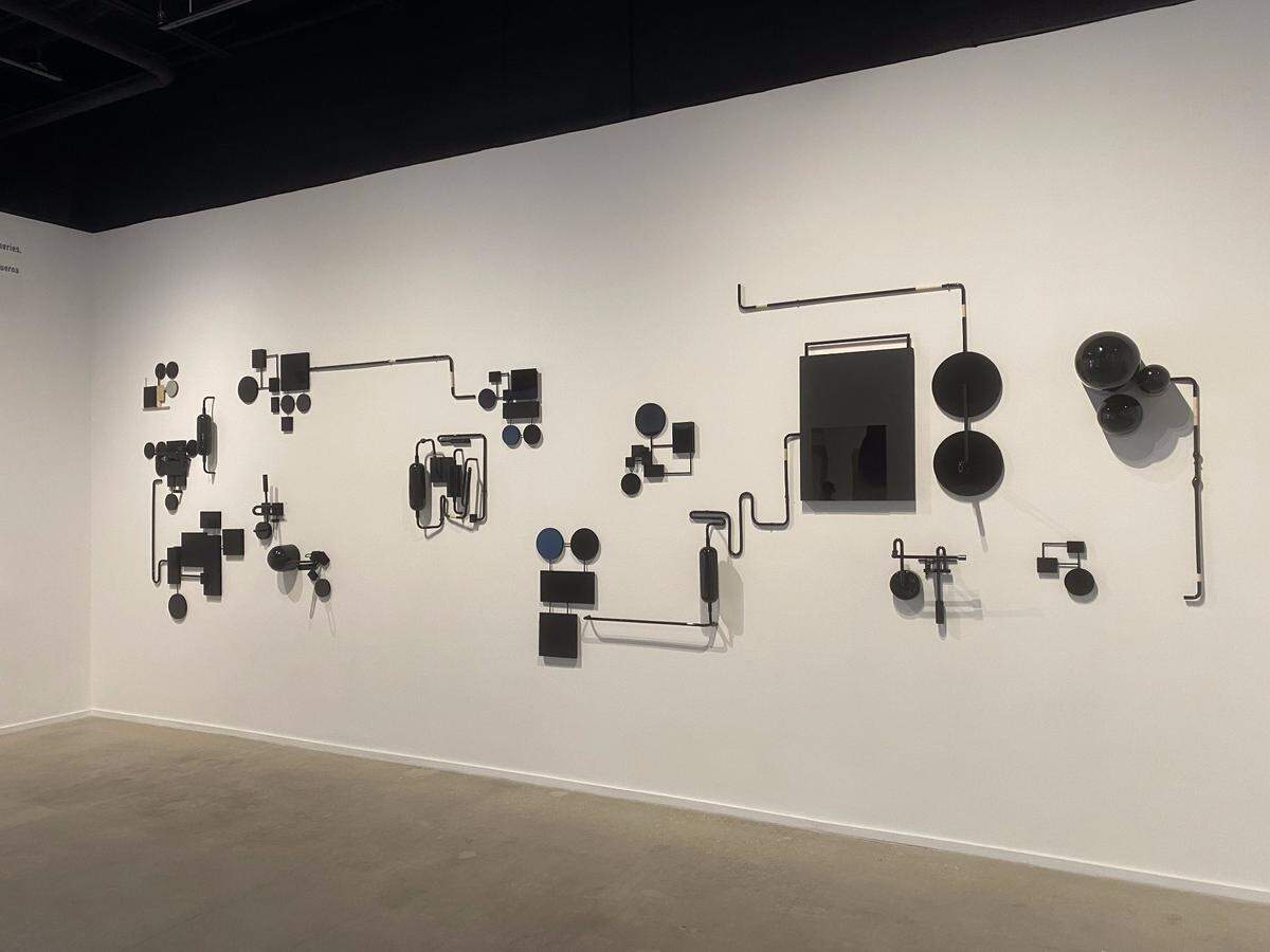 Sala de la exhibición de obras de Tony Vázquez-Figueroa en LnS Gallery, Miami.