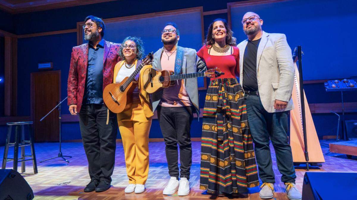 De izquierda a derecha, el percusionista Adolfo Herrera; María Fernanda González, conocida como Mafer Bandola; el cuatrista Miguel Siso; la cantante y actriz Mariaca Semprún, y el arpista Eduardo Betancourt. 