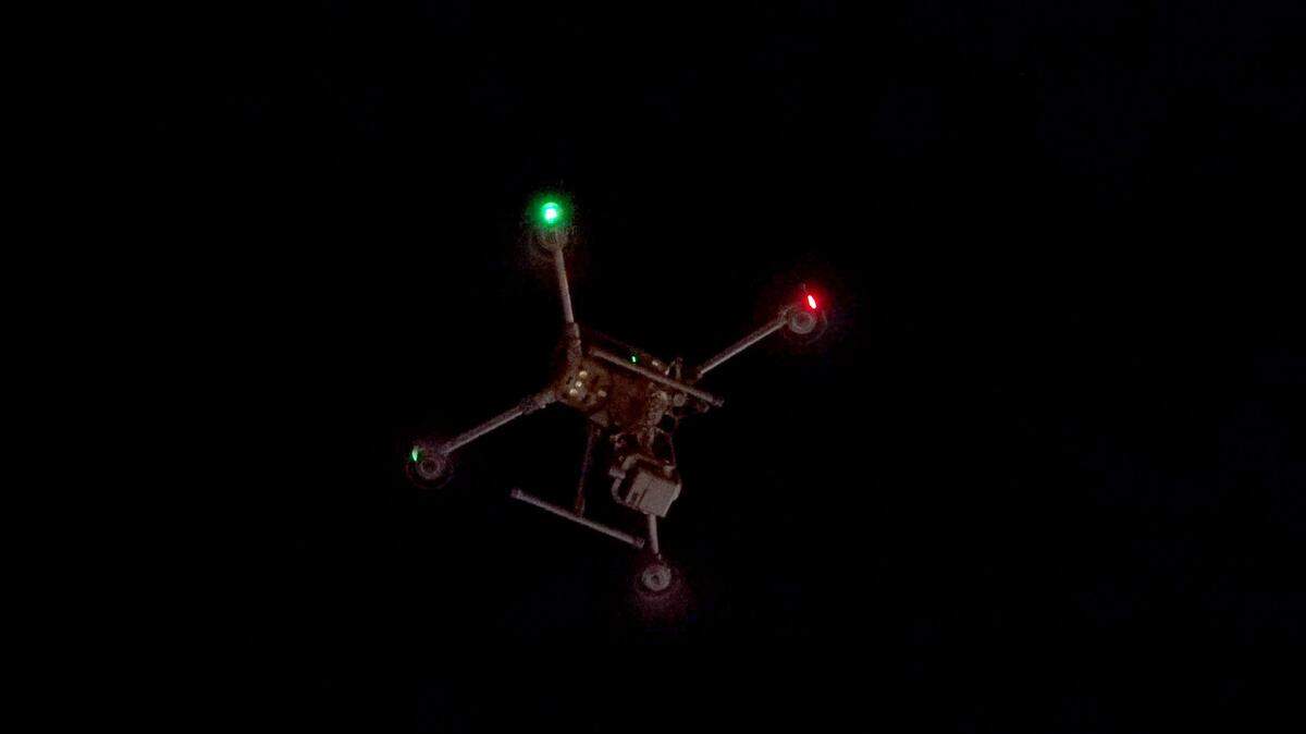 Un dron propiedad del departamento del sheriff del condado de Ocean, una agencia de aplicación de la ley, es fotografiado en el distrito de Seaside Heights, en Nueva Jersey, el jueves 12 de diciembre de 2024.