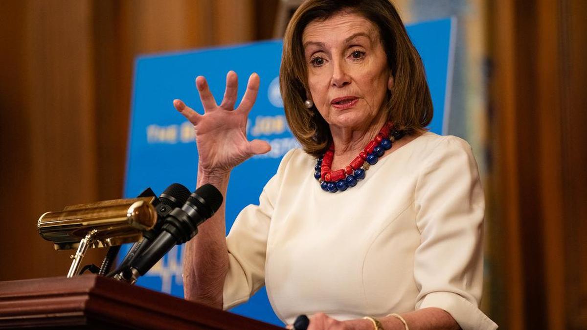 La presidenta de la Cámara de Representantes, Nancy Pelosi, D-Calif., habla con los reporteros durante su conferencia de prensa semanal en Capitol Hill el 20 de enero de 2022, en Washington, D.C. (Eric Lee/Pool/Getty Images/TNS)