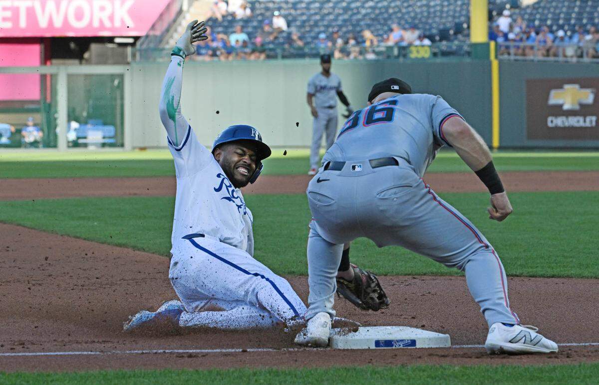 El camarero de los Reales Maikel García se roba la tercera base ante la defensa del antesalista de los Marlins de Miami Jake Burger, en el partido celebrado el 25 de junio de 2024 en Kansas City.