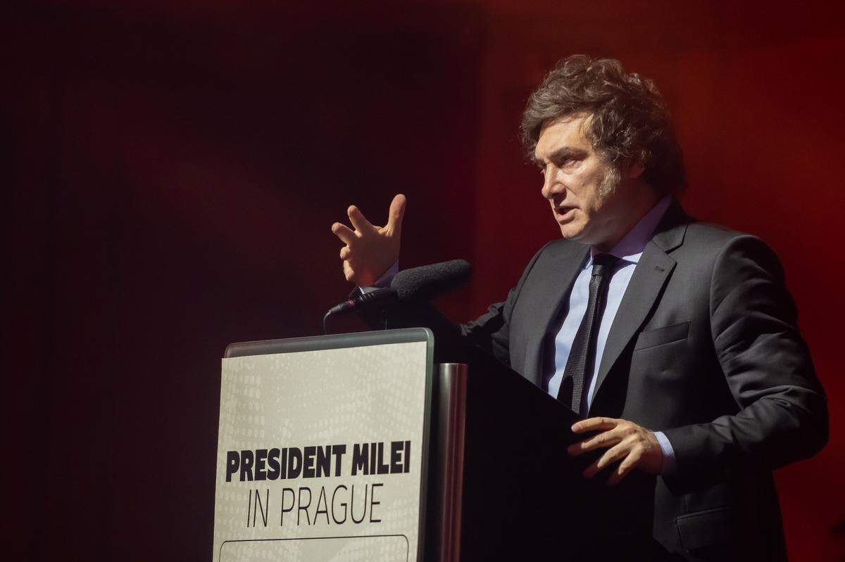El presidente de Argentina, Javier Milei, ofrece una conferencia de prensa durante su visita a Praga, el 24 de junio de 2024.