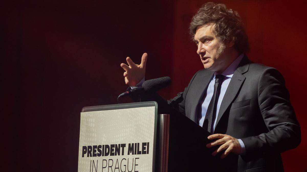 El presidente de Argentina, Javier Milei, ofrece una conferencia de prensa durante su visita a Praga, el 24 de junio de 2024.