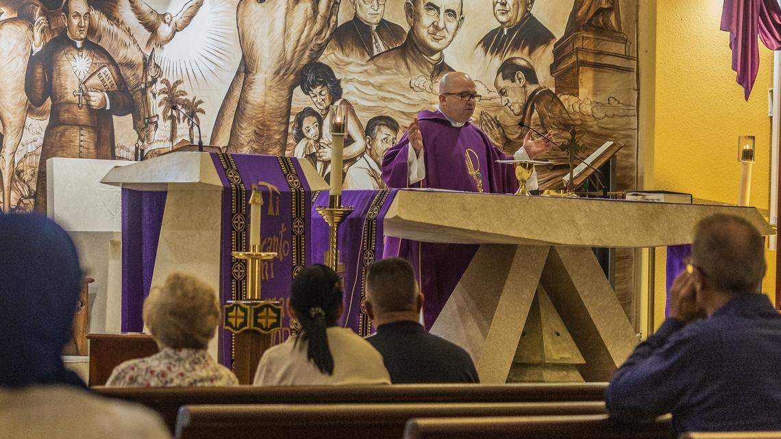 ‘Tratan de ganar tiempo’: Cubanos de Miami cautelosos ante confirmación de conversaciones