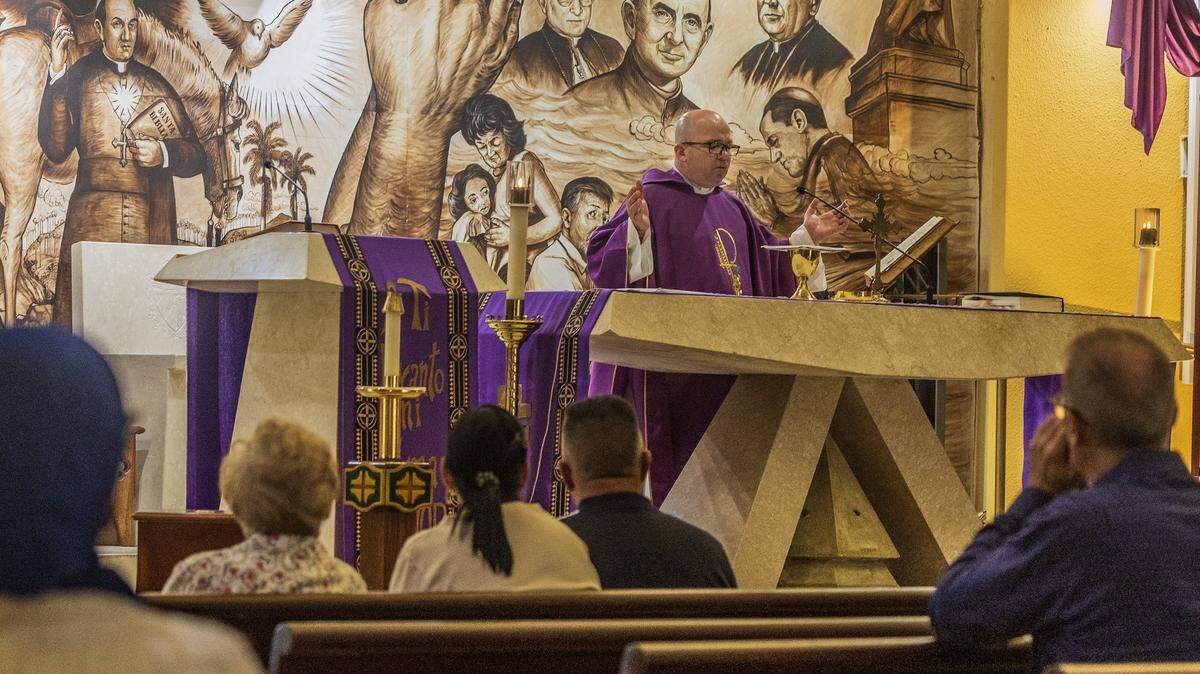 El padre Eliosbel Pereira Almaguer, vicario parroquial de La Ermita de la Caridad en Miami, oficia una misa horas después de que el líder cubano Miguel Díaz-Canel confirmara que La Habana se encuentra en medio de conversaciones con la administración Trump, el viernes 13 de marzo de 2026.