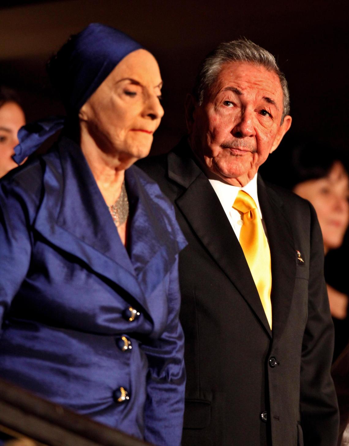 El gobernante de Cuba, Raúl Castro, junto a Alicia Alonso, durante la edición 22 del Festival Internacional de Ballet de La Habana, el 28 de octubre de 2010.
