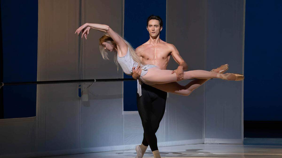 Dawn Atkins y Stanislav Olshansky en “Afternoon of a Faun”, de Jerome Robbins. 
